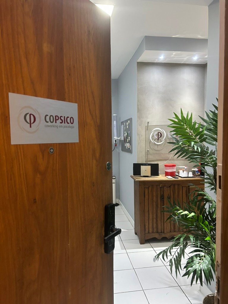 Entrada e recepção do espaço de atendimento presencial.