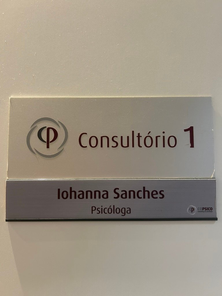 Placa de identificação do Consultório 1, com o nome Iohanna Sanches, Psicóloga.